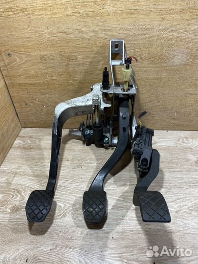 Педальный узел Audi A6 C5 механика 301106