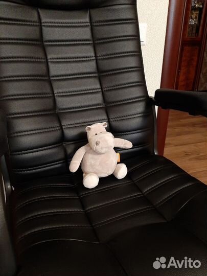 Компьютерное кресло из кожзама