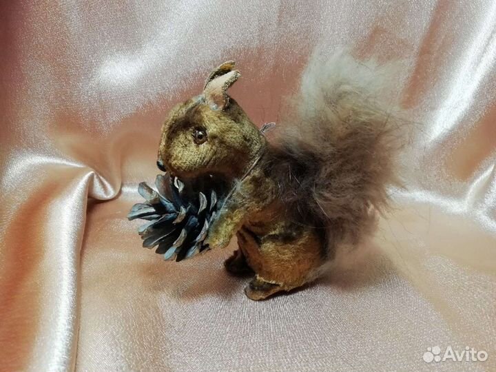 Игрушка СССР плюшевая Белка с орехом 1950г