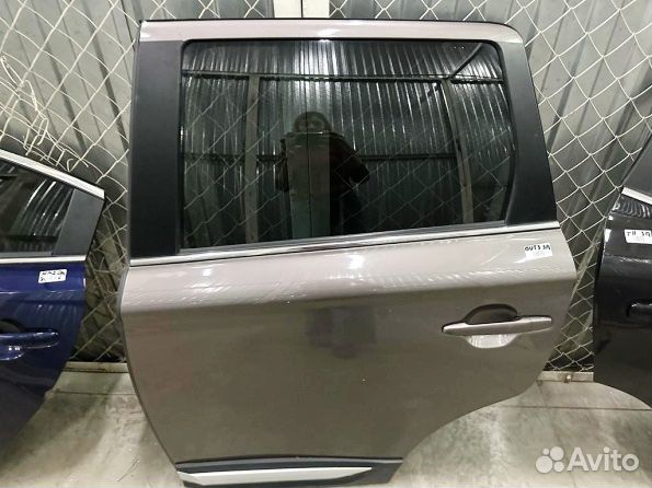 Левая дверь боковая задняя Mitsubishi Outlander 3