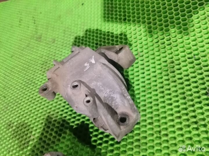 Опора двс кронштейн на Skoda Octavia (A5) 1,6л