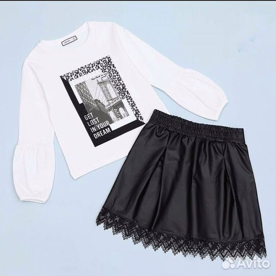 Костюм с юбкой 