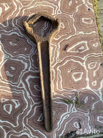 Старинный гаечный ключ