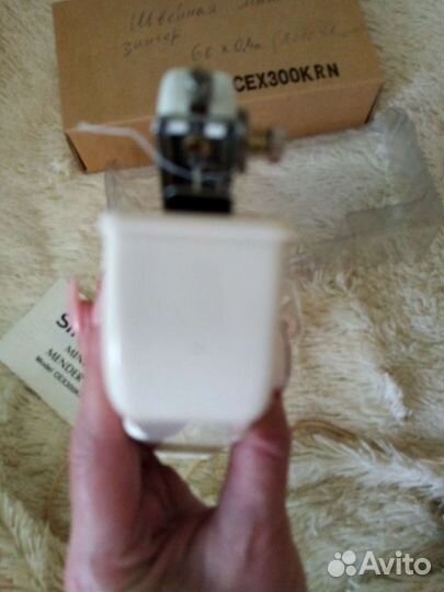 Портативная ручная швейная машинка Singer