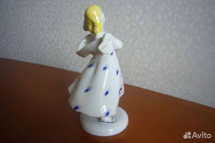 Фарфоровая статуэтка 