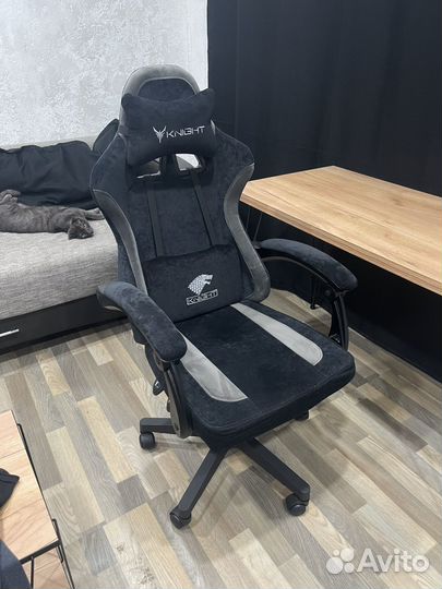 Компьютерное кресло и стол