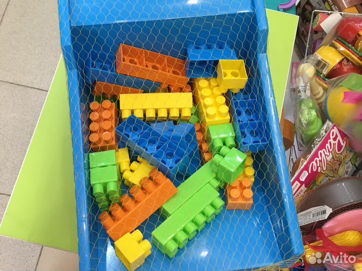 Большой грузовик с конструктором