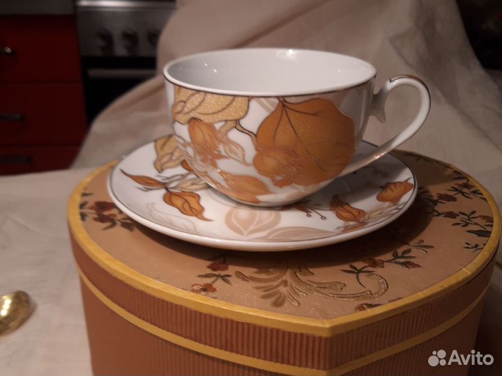 Бульонница фарфоровая с тарелочкой и ложкой