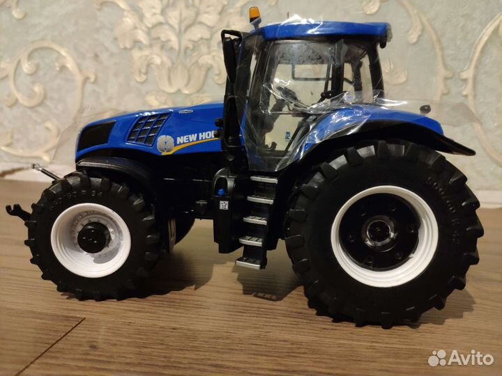 Модель 1:32 Трактор New Holland T8.435