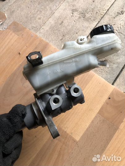 Главный тормозной цилиндр Toyota auris E150