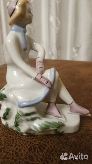 Статуэтка фарфоровая «Конькобежка» («На катке»)