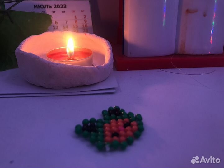 Котёнок в шапке лягушки из бисера