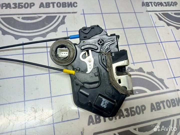 Замок боковой двери задний левый Toyota Corolla
