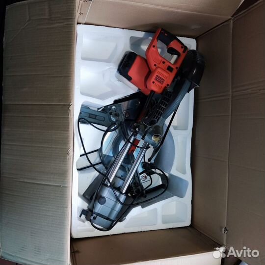 Торцовочная пила 2100W Black&Decker BES 710