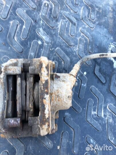 Тормозной суппорт передний левый Renault Logan