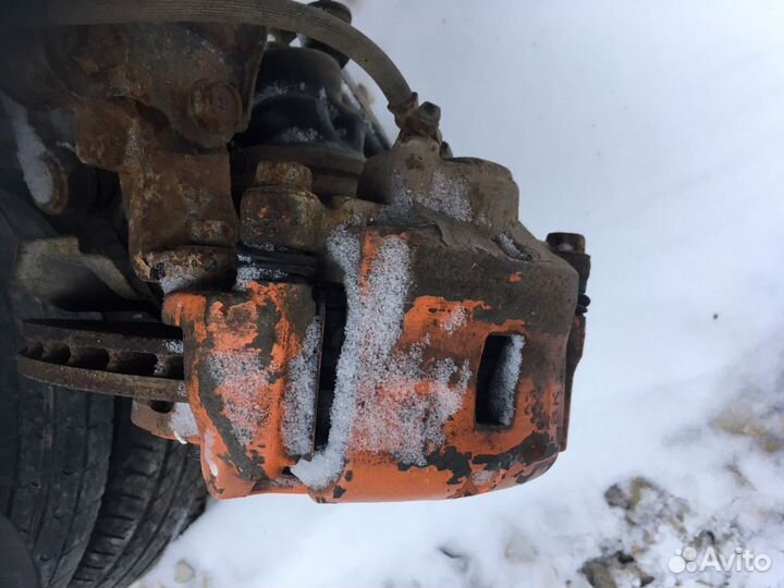 Передний тормозной суппорт правый Kia Spectra