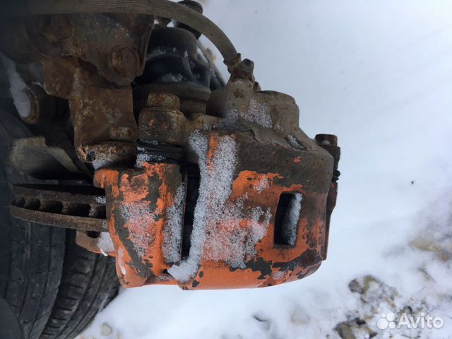 Передний тормозной суппорт правый Kia Spectra