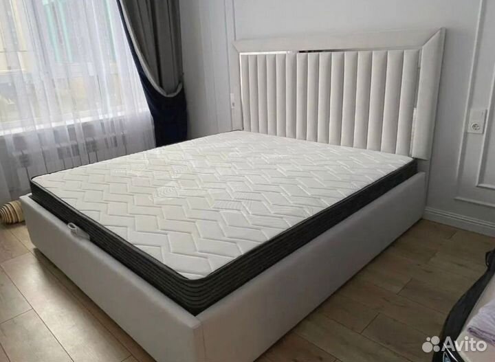 Кровать с мягким изголовьем