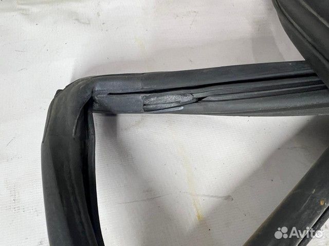 Уплотнитель двери MR437145 Mitsubishi Pajero 4