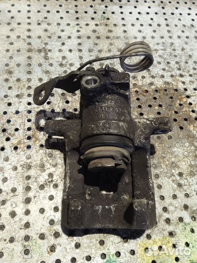 Суппорт задний правый Volkswagen Passat B5