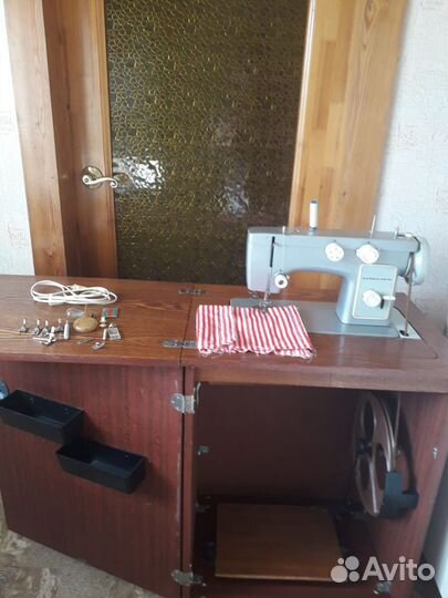 Швейная машина Чайка 142