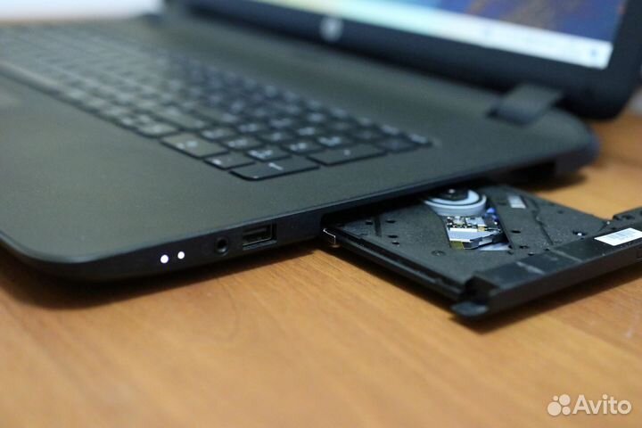 Современный ноутбук, с большим ярким экраном