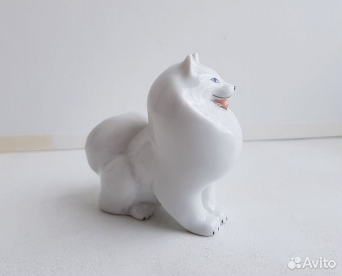 Фарфоровая статуэтка Собака 