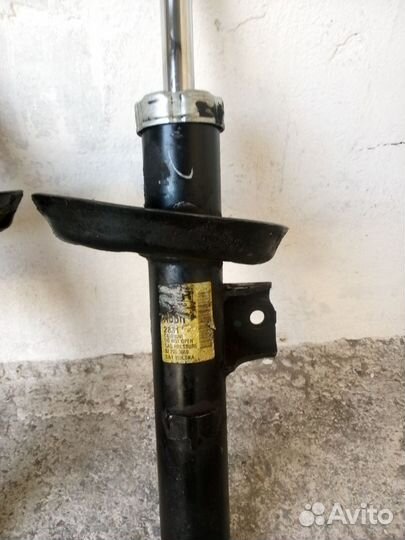 Передние амортизаторы на Opel Astra J