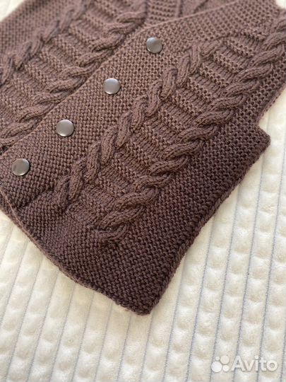 Вязаная жилетка ручной работы