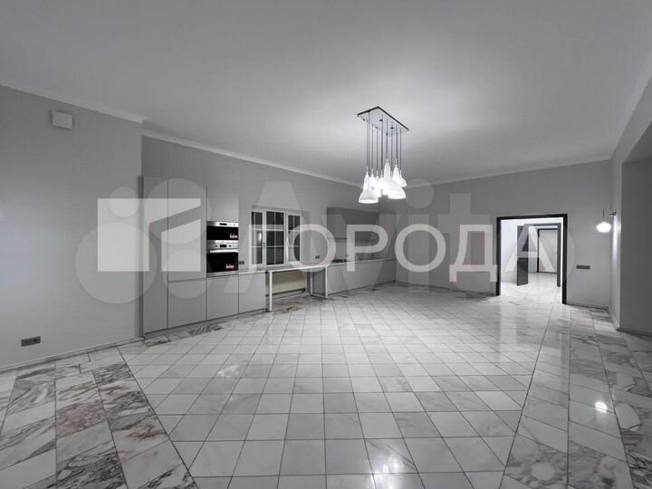 Дом 618 м² на участке 12 сот.