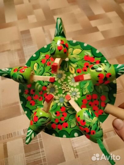 Игрушка деревянная курочки И петушок клюют зерно