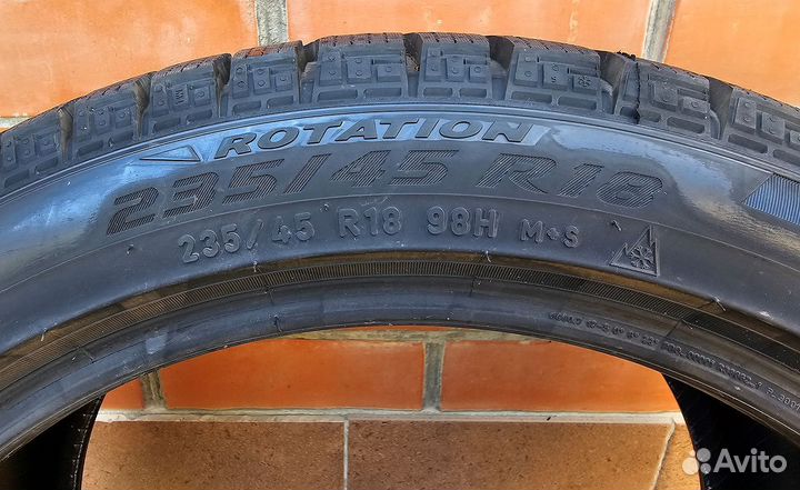 Pirelli Ice Zero 235/45 R18 98H