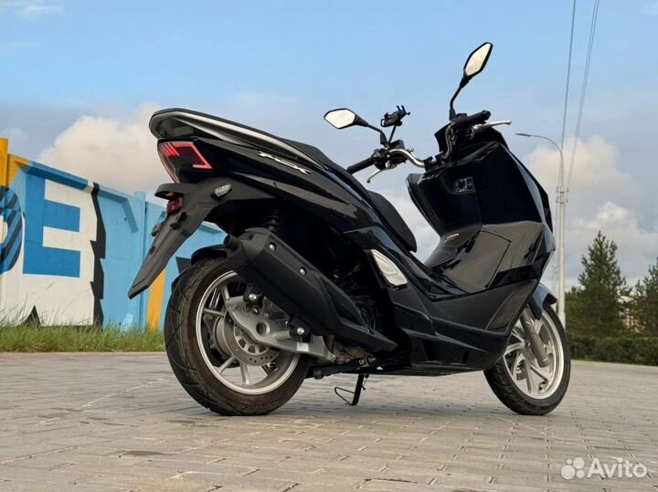 Скутер X-motors PCX - 200cc (replica Honda PCX)