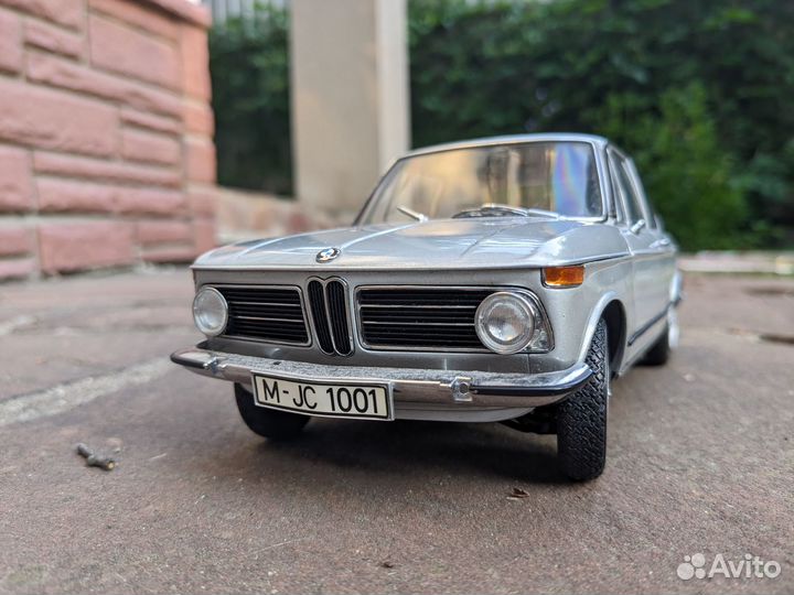 Bmw 2002 1:18 модель от Kyosho