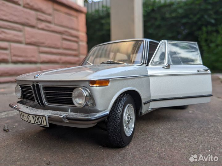 Bmw 2002 1:18 модель от Kyosho
