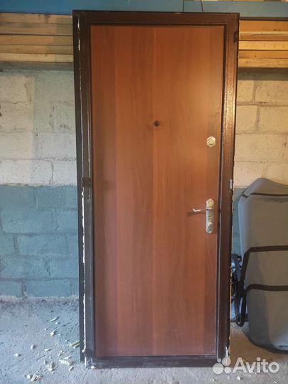 Дверь входная металлическая правая б.у