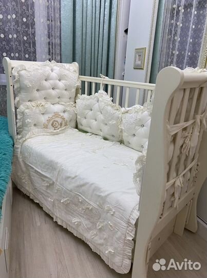 Детская кроватка с маятником и ящиком