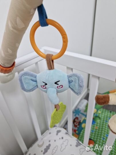 Дуга с игрушками для новорожденных