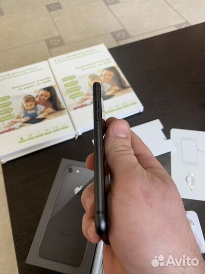 Телефон iPhone 8 -64gb
