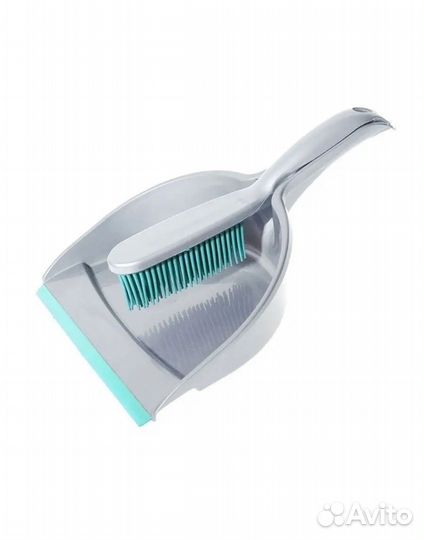 Резиновая щетка и совок для уборки дома