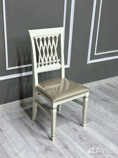 Кухонный стол и стулья новые