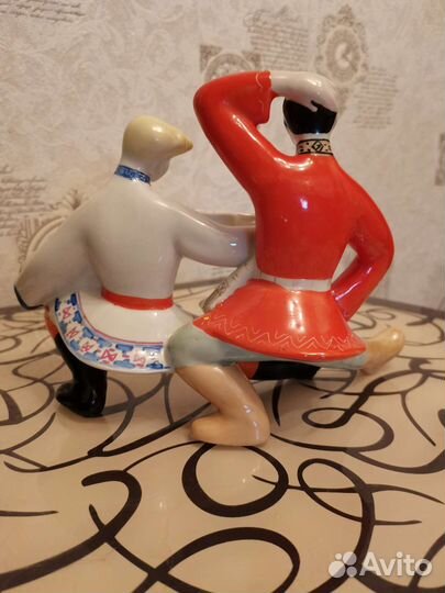 Фарфоровая статуэтка 