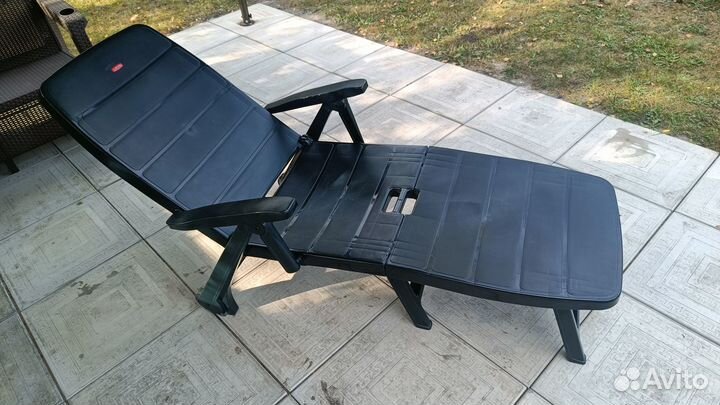 Кресло шезлонг складное и стулья пластиковые