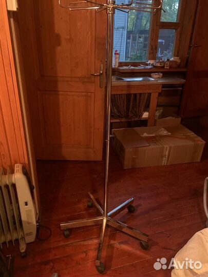Вешалка напольная для одежды мобильная на колесах