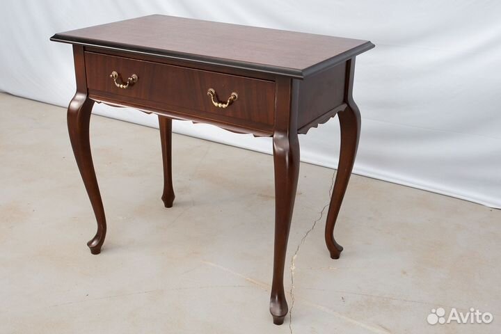Старинный дамский столик сервант