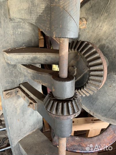 Старинный сверлильный станок