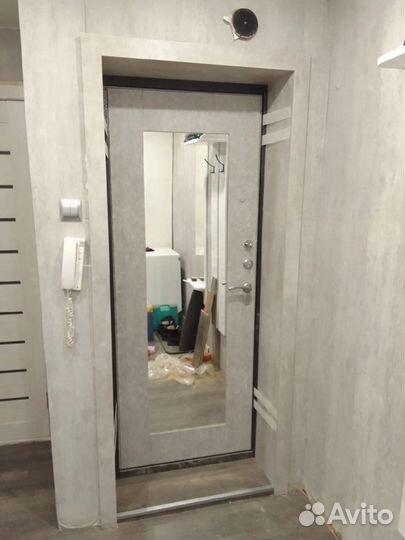 Дверь входная металлическая с зеркалом