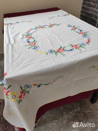 Скатерть с вышивкой б/у