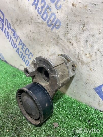 Натяжитель ремня генератора Renault Fluence седан