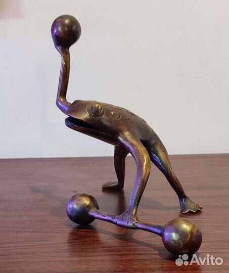 Статуэтки,фигурки бронза лягушка спортсмен